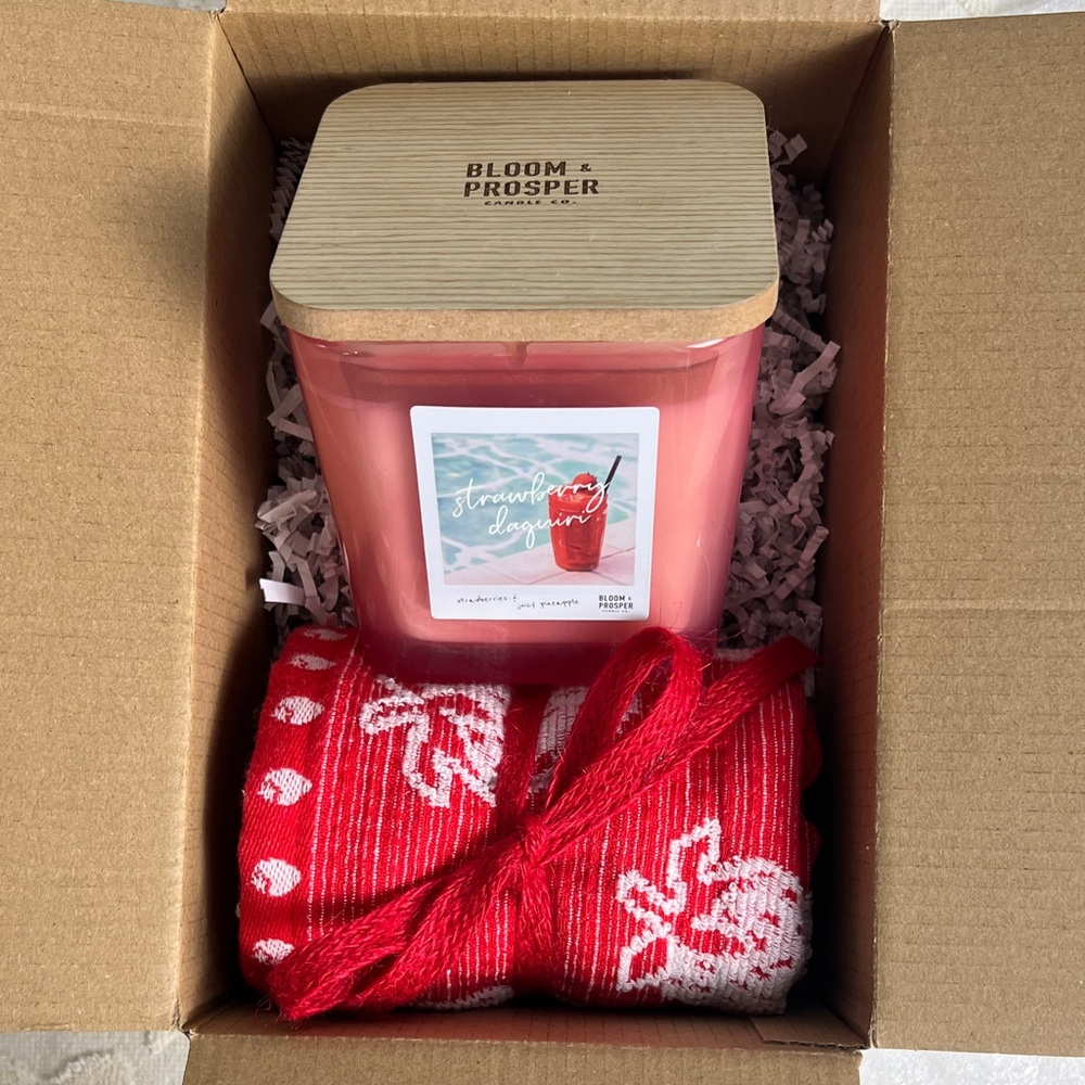 NWT Strawberry Daiquiri candle & Strawberry Kitchen Tower Gift Box🍓